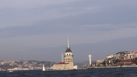 Vista-De-La-Torre-De-La-Doncella-En-Un-Pequeño-Islote-En-La-Entrada-Sur-Del-Bósforo-En-Estambul,-Turquía,-Plano-General