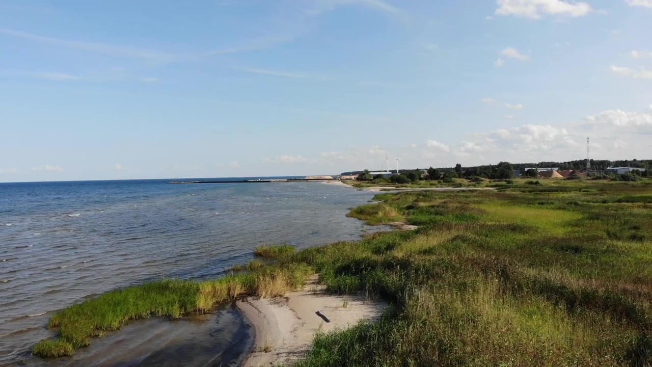 Naturskjønn droneutsikt over vill strand og Østersjøkysten nær Mērsrags, Latvia