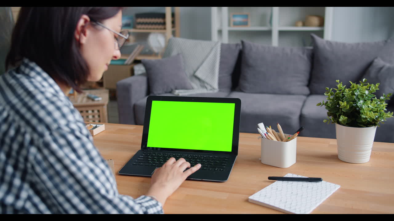 mujer trabajando en la computadora portátil en casa