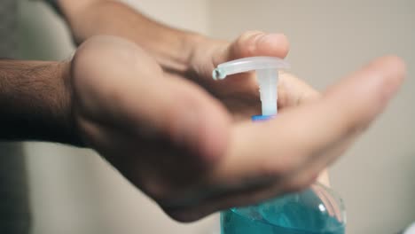 usando un dispensador de jabón de manos