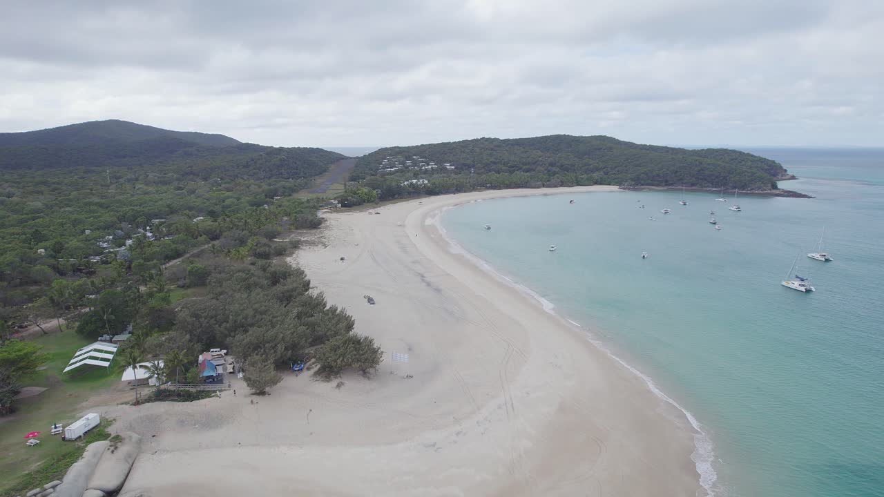호주 퀸즐랜드 그레이트 케펠 섬에 있는 피셔맨 비치 퍼트니 비치의 모래사장