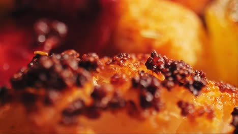 Filmische-Großaufnahme-Von-Gegrilltem-Gemüse,-Gewürzt-Mit-Paprika-Und-Olivenöl