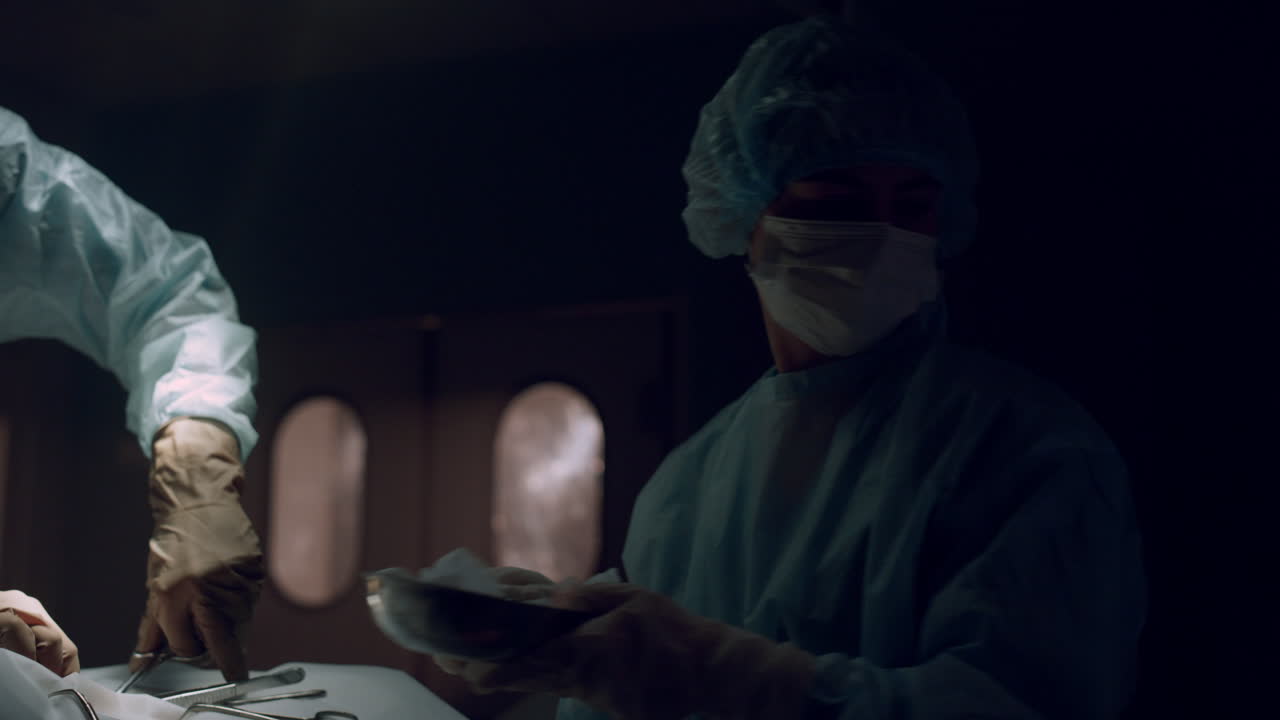 mujer cirujana que realiza una operación en una sala de hospital.