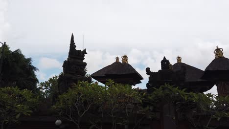 Skyline-Atmosphäre-über-Dem-Traditionellen-Balinesischen-Tempelhaus,-Alte-Dächer-Aus-Kokosnussblättern-Und-Palmfasern,-Bali-Tempel,-Asien,-Indonesien