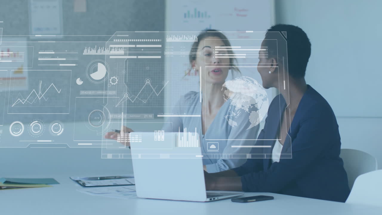 Animazione di elaborazione dati finanziari su diverse donne d'affari in ufficio.