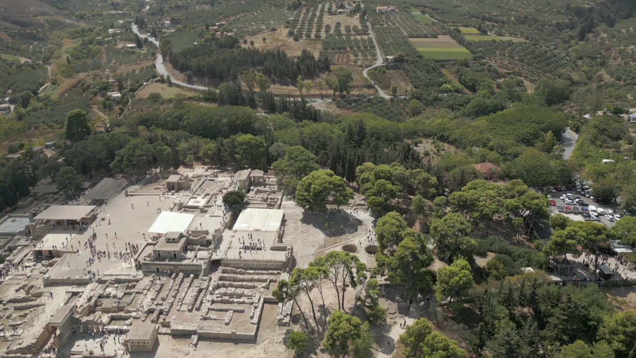 그리스 크레타 섬의 크노소스 유적 주변을 돌아다니는 관광객들 4k 60fps 드론 촬영
