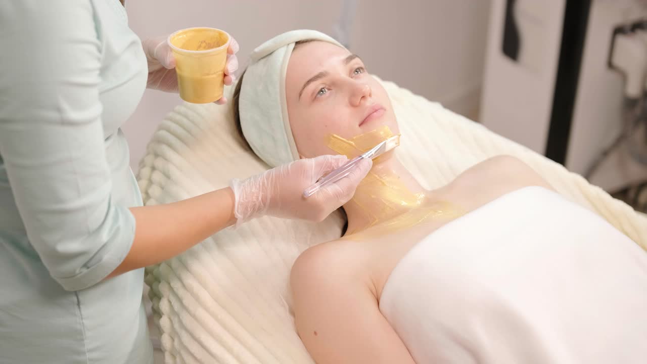 Trattamenti professionali per la cura del viso nella clinica di cosmetologia moderna.
