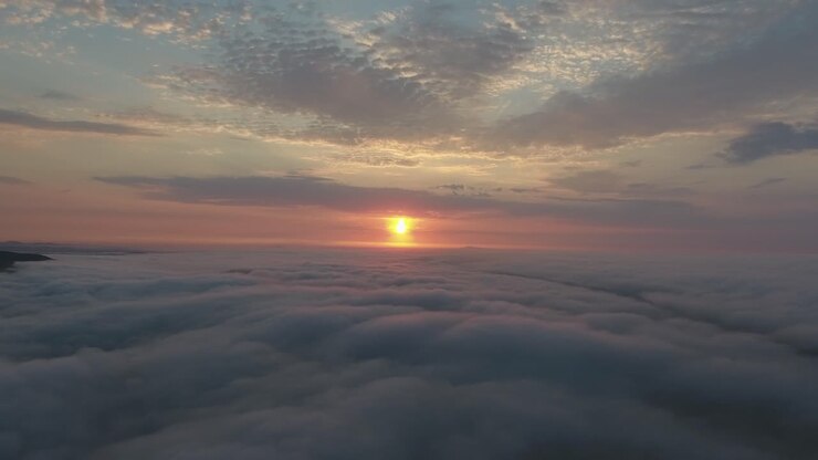 Incredibile volo con drone sopra le nuvole all'alba. Località Francia