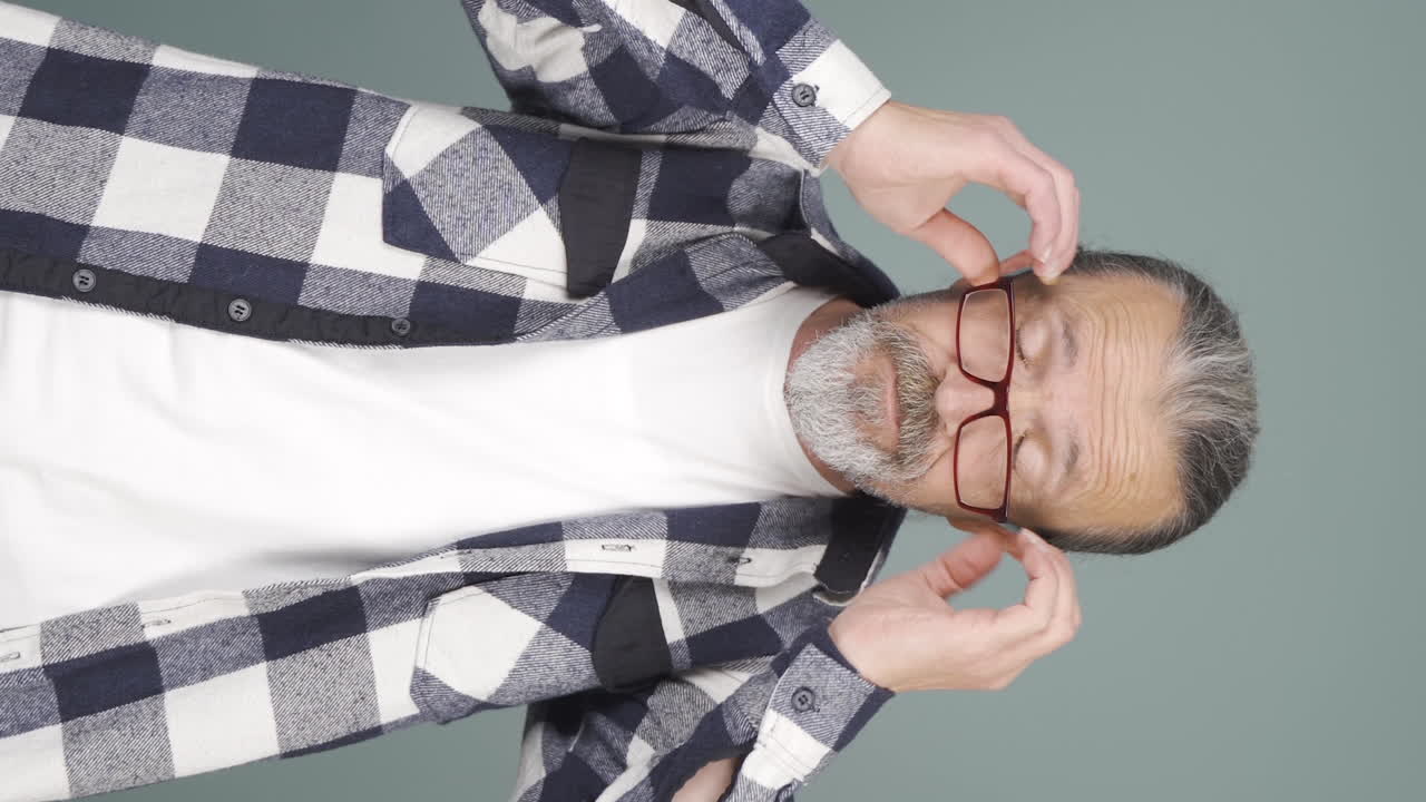 vídeo vertical del dolor en el ojo.