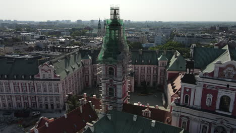 Iglesia-En-Construcción-Y-Casas-Coloridas-En-El-Antiguo-Ayuntamiento-De-Poznan,-Polonia