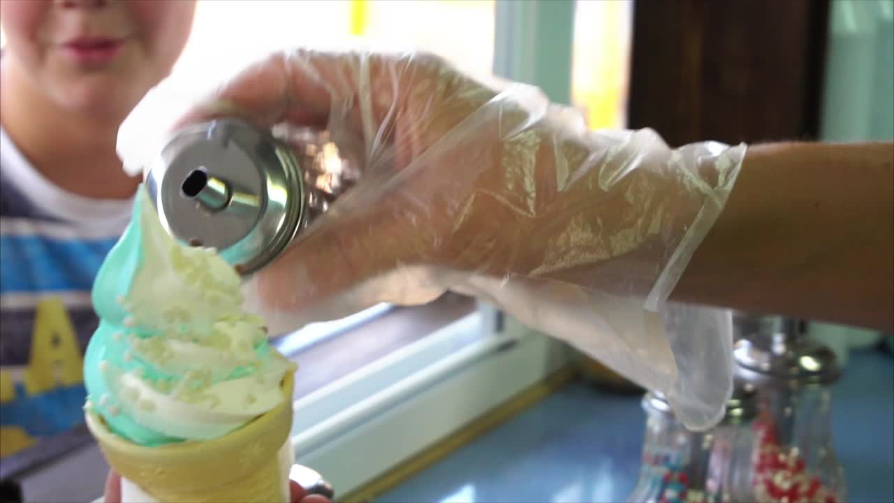 niño disfrutando de un cono de helado de menta
