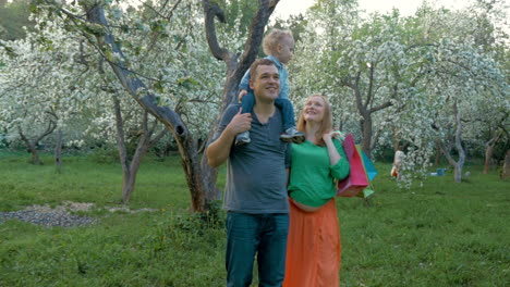 Familia-Caminando-En-El-Jardín