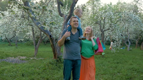 familia caminando en el jardín