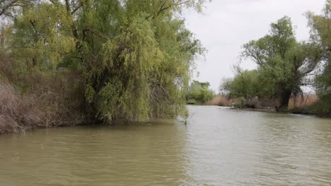 Ein-Kreuzfahrtschiff-Schwimmt-Durch-Den-Kanal