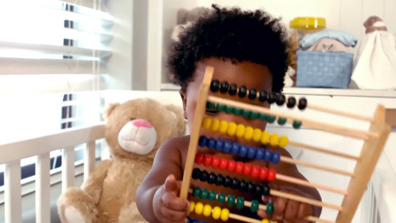 una niña linda de pie en su cuna