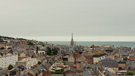 vista aérea de una ciudad costera europea en un día nublado