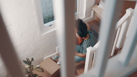 immobilien, tablet und paar auf der treppe