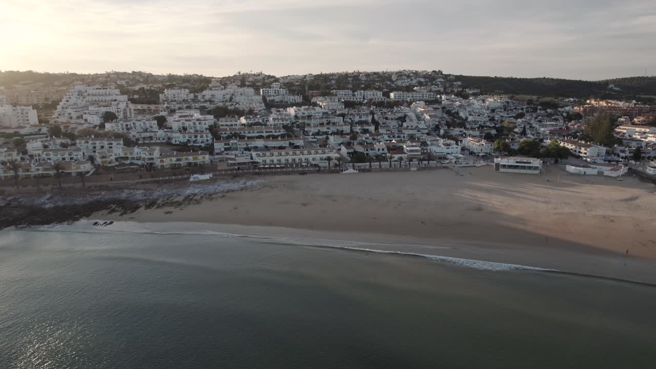 Praia da Luz, costa dell'Algarve, vicino a Lagos. Spiaggia di sabbia idilliaca. Ripresa aerea di apertura