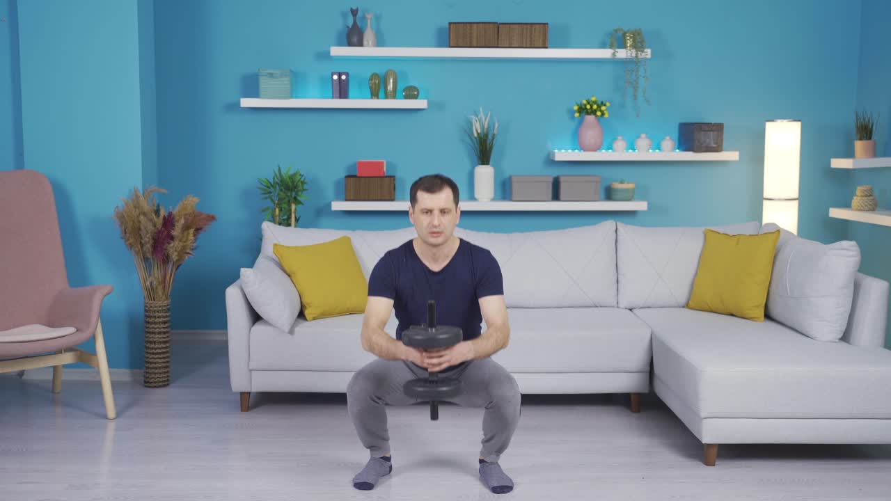 집에서 장비의 도움으로 스포츠를 제대로 하는 사람.