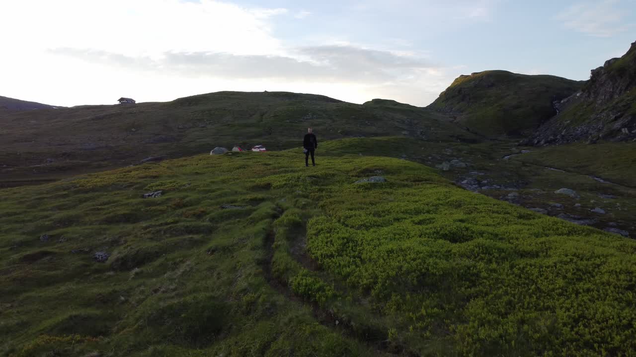 그의 텐트 앞에 서 있는 남자