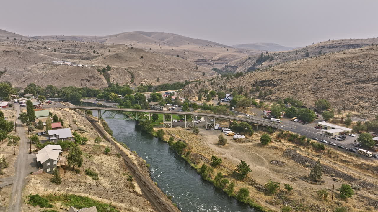 maupin oregon aerial v4 cinematic flyover pequeña ciudad capturando el puente de la autopista que atraviesa y el ferrocarril del norte de burlington que corre paralelo al río - filmado con mavic 3 cine - agosto 2022