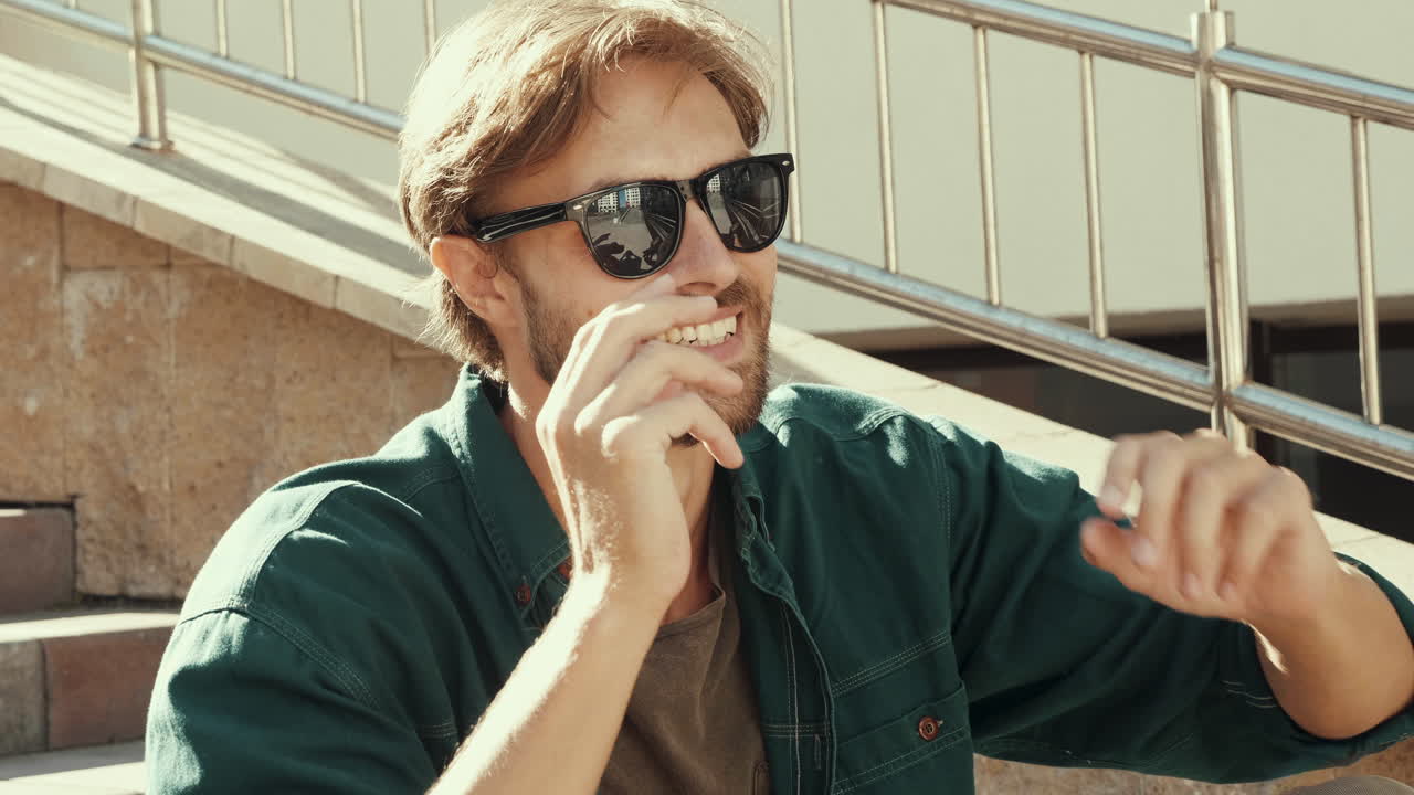 стильный мужчина в солнцезащитных очках на открытом воздухе