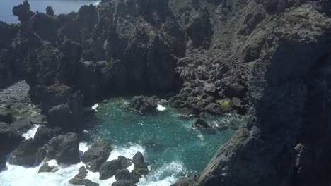 Impresionante-Vista-De-Rocas-Cerca-Del-Mar-En-Un-Día-Soleado