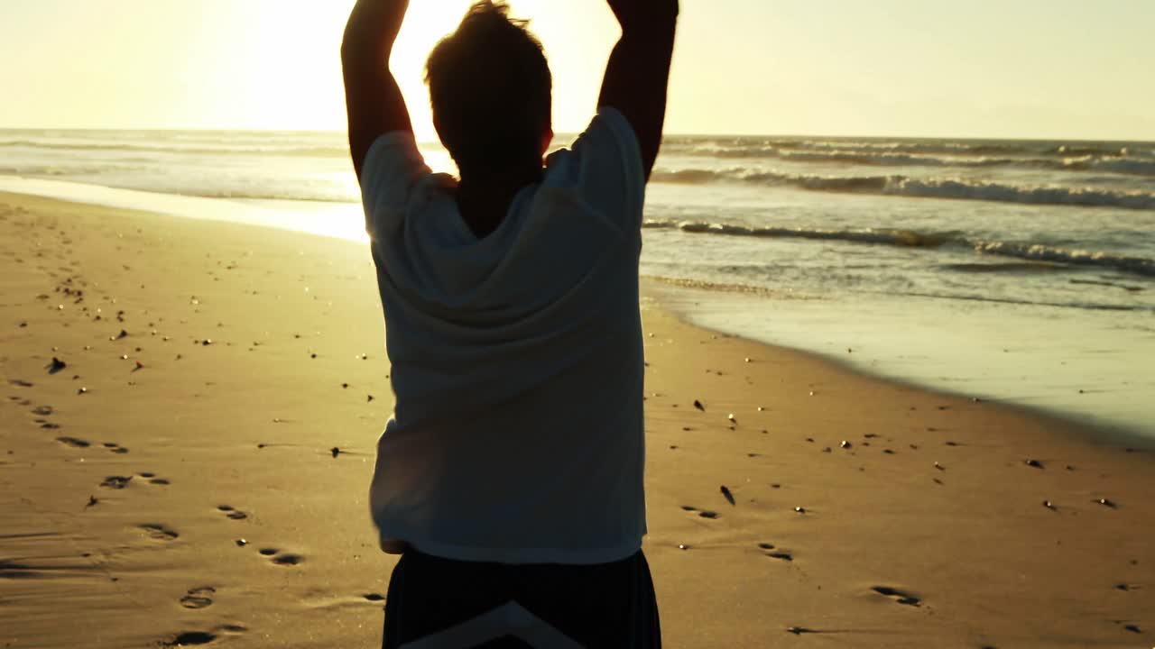 해변 에서 스트레칭 운동 을 하는 고령자