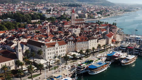 Medieval-Buildings-Near-The-Promenade-Of-Trogir-City,-Croatia