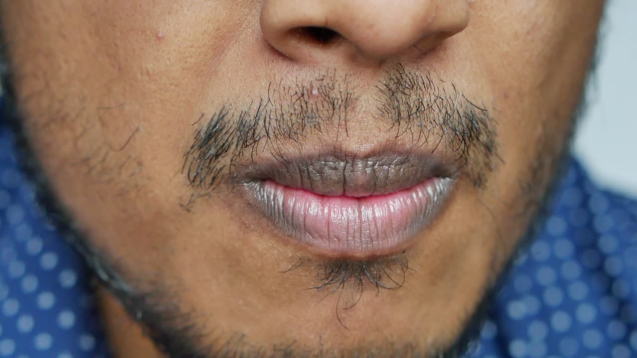 hombre tomando una píldora