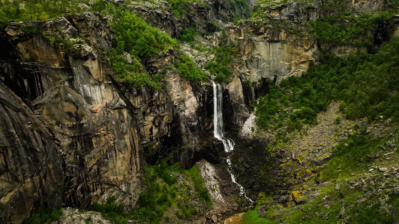 Bellezza aspra e suggestiva del canyon di Hellmojuvet con cascata, Norvegia