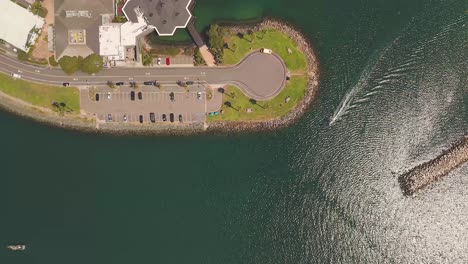 캘리포니아 주 샌디에이고의 미션 베이 (mission bay) 에 있는 바라 베이신 포인트 (quivara basin point) 와 마리나 (marina) 위를 날아다니고 있다.