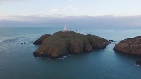 Vista-Aérea-Del-Faro-De-Strumble-Head-En-La-Noche