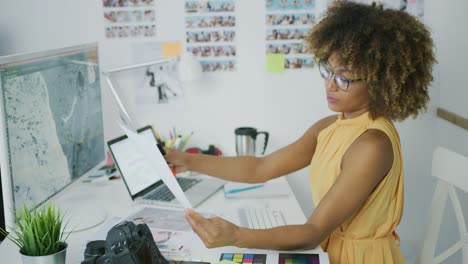 mujer joven creando un nuevo proyecto