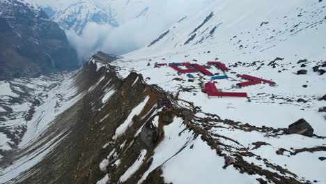 antena aérea cinematográfica sobre la línea de cresta de la montaña de nieve en el campamento base de annapurna