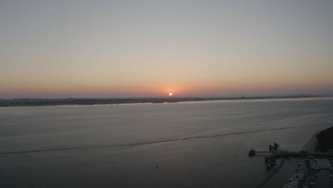 asombroso e increíble amanecer naciendo sobre setubal desde la península de troia, portugal