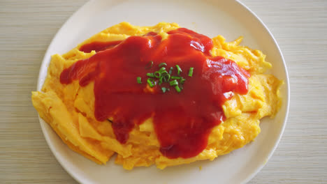 arroz frito aromatizado en una envoltura de tortilla o omurice al estilo japonés - estilo de comida asiática