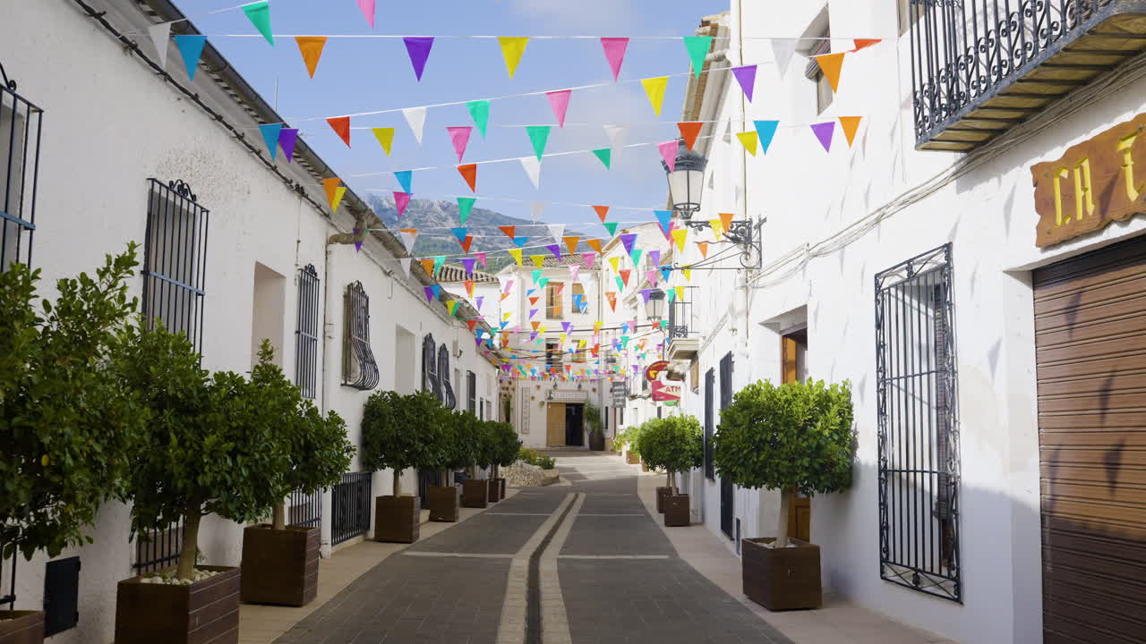 Strada colorata di un borgo spagnolo