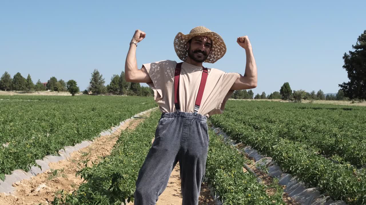 hombre que muestra fuerza en la agricultura