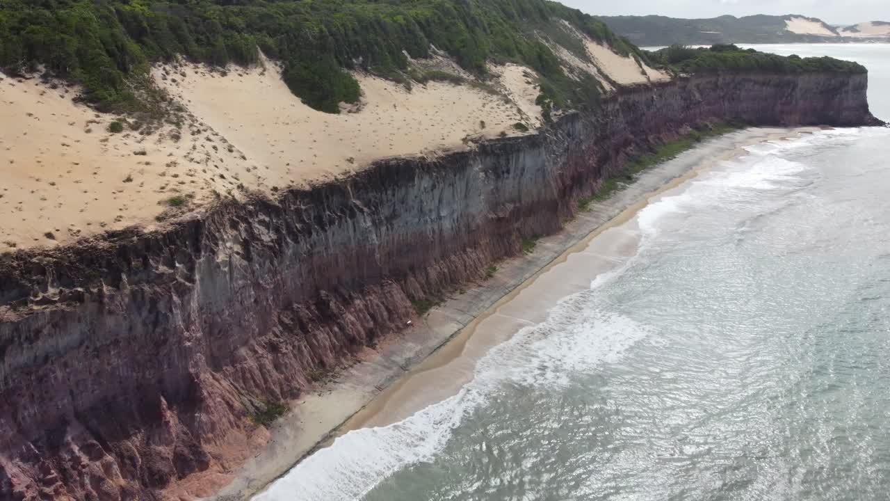 colorida playa brasileña junto al acantilado en el desierto del noreste durante la marea alta