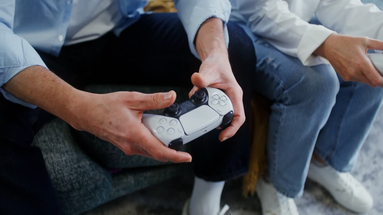 pareja jugando a videojuegos