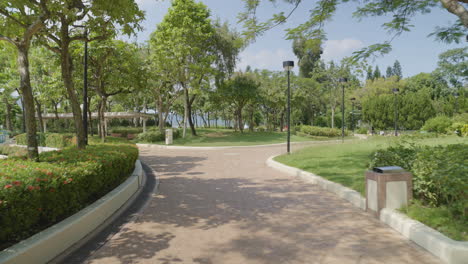 moviéndose hacia adelante rápida panorámica de un camino vacío en hong kong, asia