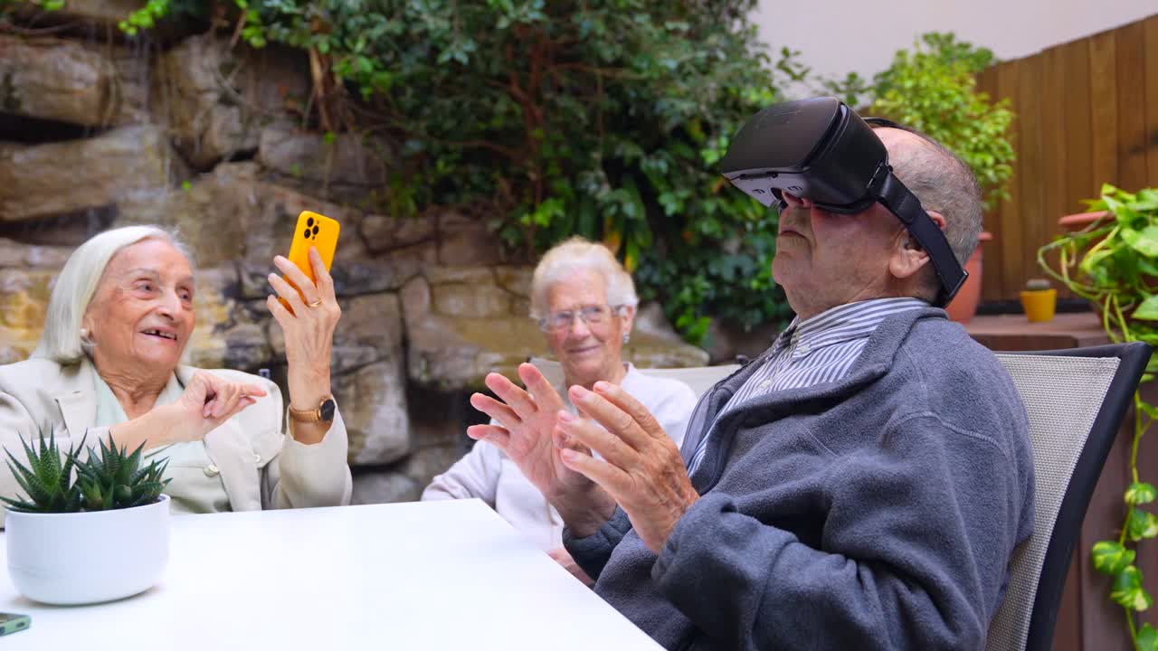 Persone anziane che sperimentano la realtà virtuale