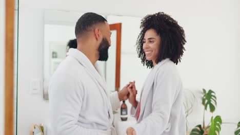 pareja feliz en el baño