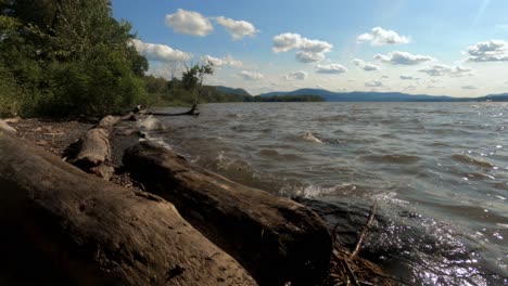 Ein-Zeitraffer-Des-Schönen-Hudson-River-Im-New-Yorker-Hudson-Valley-Im-Frühherbst-An-Einem-Sonnigen-Tag-Mit-Blauem-Himmel-Und-Schönen-Wolken