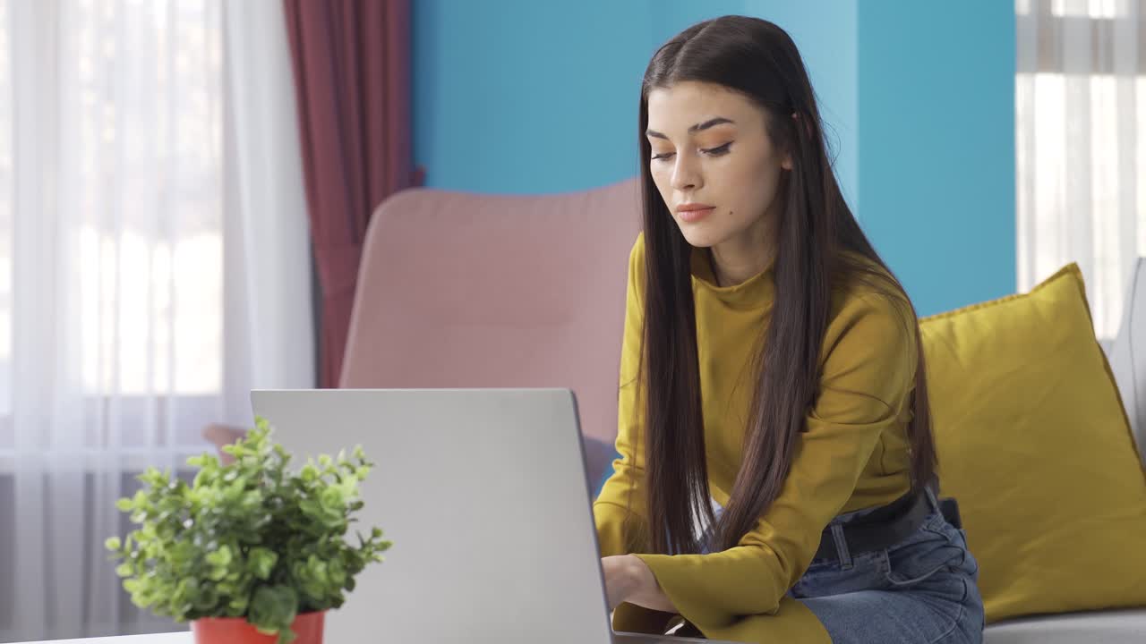 hermosa joven empresaria que trabaja desde casa felizmente trabajando desde una computadora portátil.