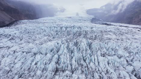 在冰島的kvíarjökull冰川的崎<unk>的冰面, 雲天