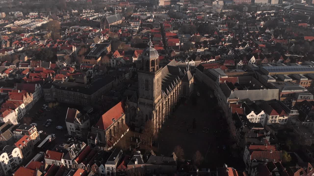 movimiento giratorio aéreo alrededor de la iglesia lebuinuskerk y la torre en la plaza central de la ciudad medieval hanseática holandesa deventer en los países bajos