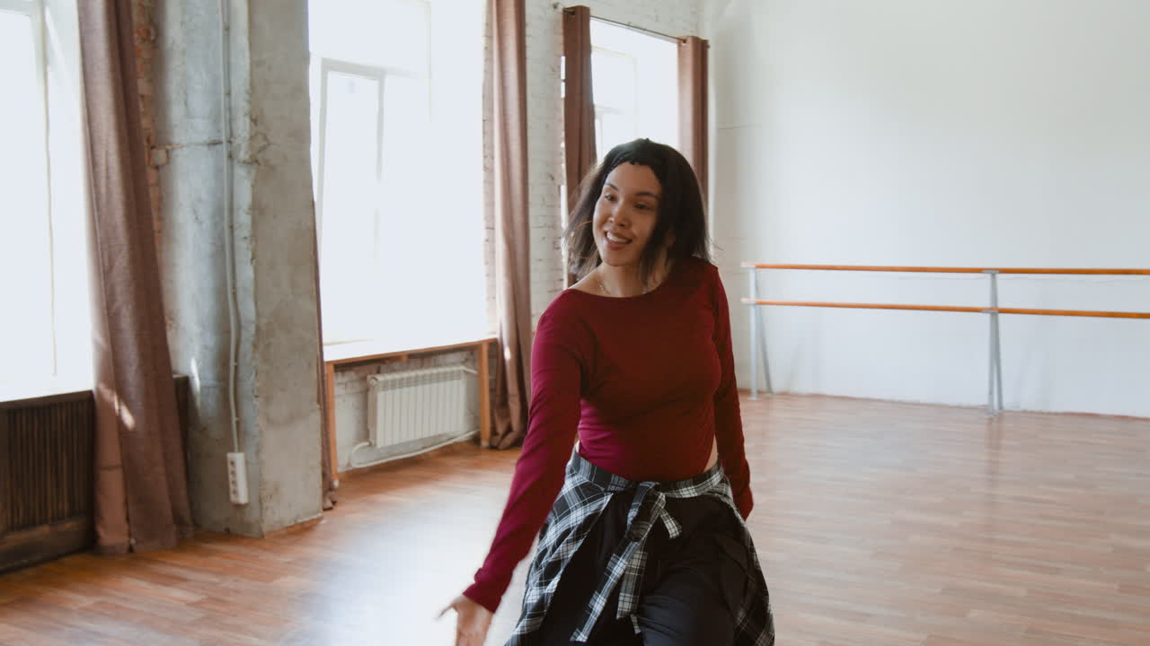mujer bailando en un estudio de baile