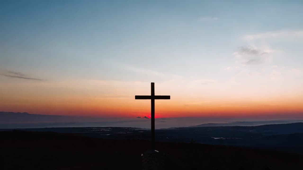언덕 꼭대기 에 있는 십자가 의 해가 뜨거나 해가 지는 모습